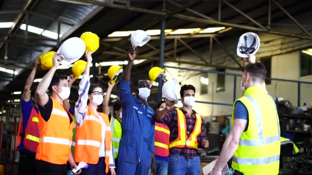 Groep Foreman Personeel Gelukkig Fabriek Groep Ingenieur Staan Naast Machine — Stockvideo