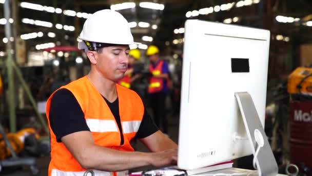 Industriële Werknemers Gebruiken Computers Werking Van Industriële Machines Controleren — Stockvideo