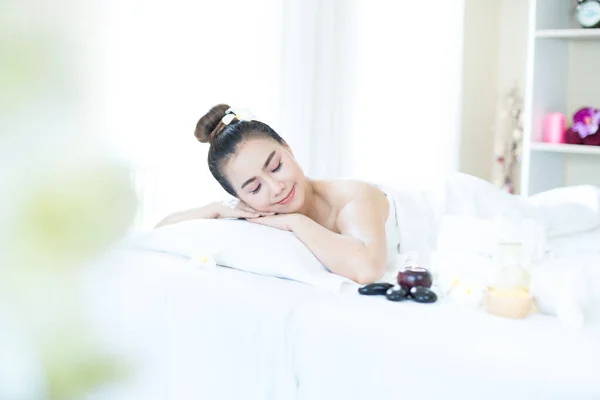 Une Asiatique Qui Repose Spa Femme Relaxante Lit Spa — Photo