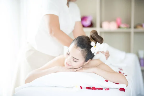 Masaje Tradicional Hierbas Naturales Spa Para Mujer Una Joven Masajeando —  Fotos de Stock