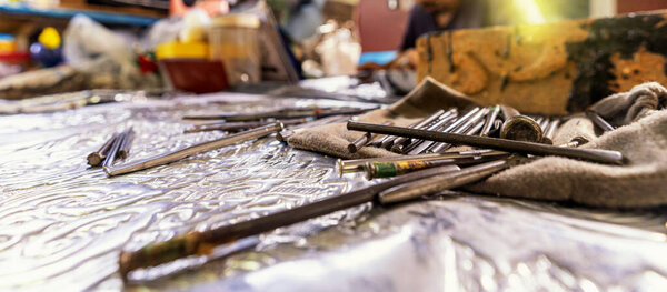 Серебряник. Серебряные инструменты на серебряном рабочем месте.