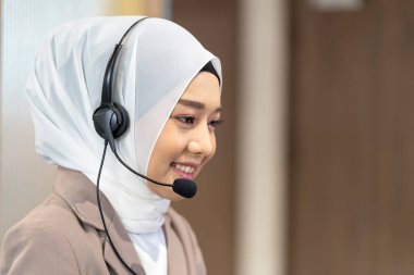 Müslüman çağrı merkezi personeli. Genç çağrı merkezi müşteri sorularını cevaplamaya çalışıyor. Ofiste çalışan genç bayan müşteri destek yöneticisi.