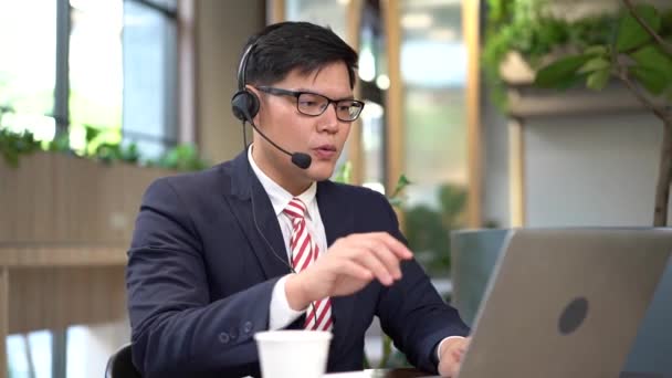 Joven Centro Llamadas Está Trabajando Para Responder Las Preguntas Los — Vídeo de stock