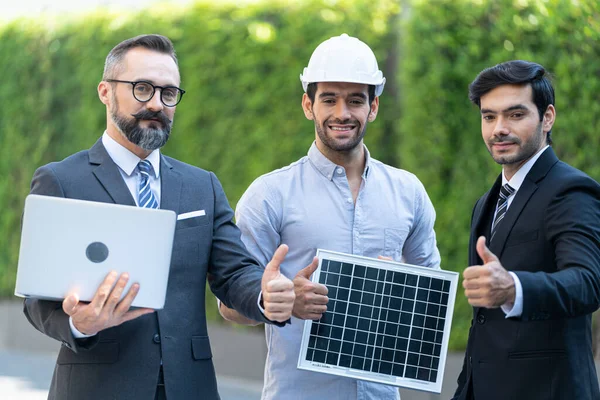 Инженер Представляющий Солнечные Батареи Работает Бизнесмена Инженер Представляет Новый Экологический — стоковое фото