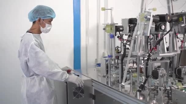 Pekerja Pabrik Mengenakan Pakaian Perlindungan Virus Bekerja Pabrik Topeng Modern — Stok Video