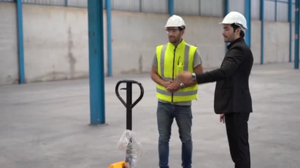 Fabrika Üretimini Kontrol Eden Işadamları Ustabaşı Ürünü Tartışıyorlar Yüz Maskesi — Stok video