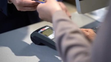 Finans, teknoloji ve tüketici konsepti. Kafede kredi kartıyla ödeme. Kadın hiç bir ödeme almamış..