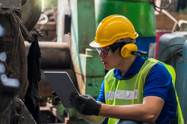 Les Techniciens Personnalisent Fonctionnement Des Machines Industrielles Avec Une Tablette — Photo