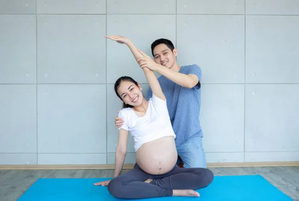 Μπαμπάς Βοηθάει Έγκυες Μητέρες Γυμναστούν Και Κάνω Γιόγκα Στο Σαλόνι — Φωτογραφία Αρχείου