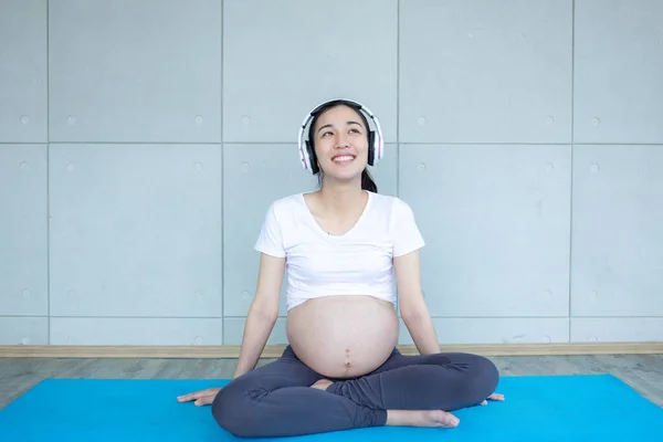 Ibu Hamil Membuka Musik Untuk Bersantai Pada Bayi Wanita Hamil — Stok Foto