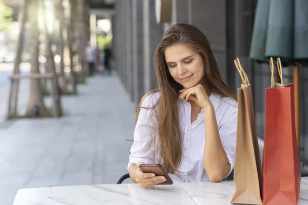 Mulheres Felizes Usando Telefone Celular Tablet Sentado Cafeteria Menina Usar — Fotografia de Stock