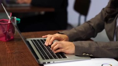 Dizüstü bilgisayarda yazan kadın elleri. Şirket çalışanları laptoplarına bilgi yazıyorlar..