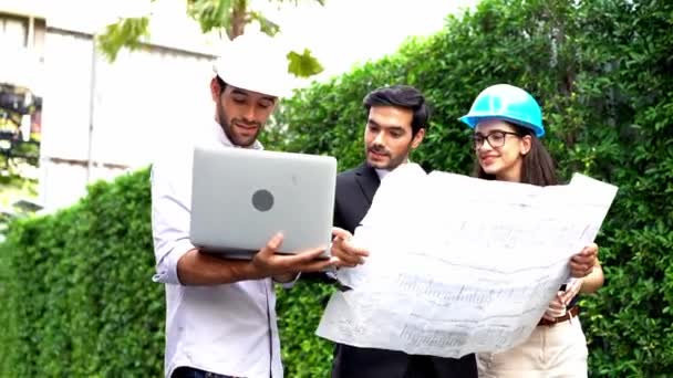 Engenheiro Apresentando Trabalho Células Solares Para Homem Negócios Engenheiro Apresentar — Vídeo de Stock