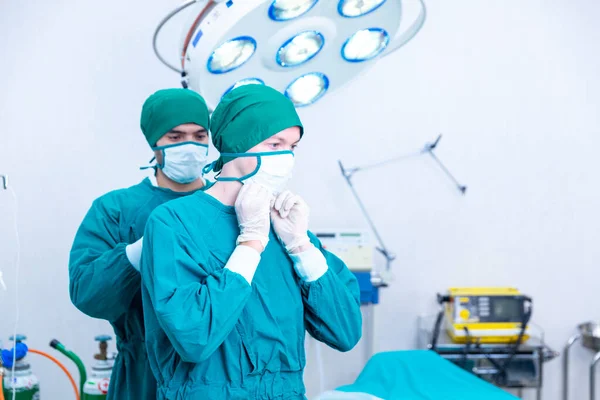 Doktorlar Ameliyat Önlüklerini Bir Araya Getirirler Mavi Cerrahi Önlüklü Bir — Stok fotoğraf