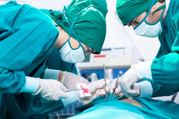 Doktorlar Ameliyat Önlüklerini Bir Araya Getirirler Cerrah Hastanede Bir Hastayı — Stok fotoğraf