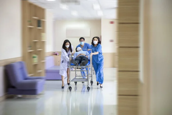 Bir grup doktor, hemşire ve doktor aceleyle hastalarını ameliyathaneye götürüyorlar. Doktorlar ameliyat için koşuyor. Doktorlar ve cerrahlardan oluşan bir ekip hastayı acele ettiriyor..