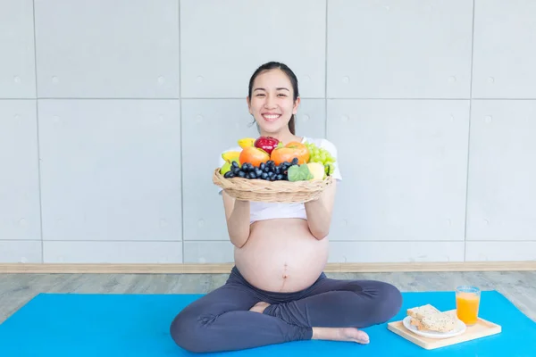 Mãe Grávida Está Mostrando Comida Frutas Para Nutrir Gravidez — Fotografia de Stock