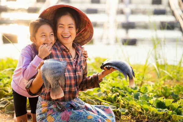 Мать Дочь Показывают Большую Тилапию Выращенную Плавучих Корзинах Реке Меконг — стоковое фото