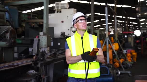 Máquinas Operativas Para Trabajadores Fábrica Ingenieros Técnicos Están Controlando Funcionamiento — Vídeo de stock