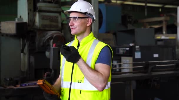 Werknemer Een Fabriek Drukknop Van Een Machine Technici Regelen Werking — Stockvideo