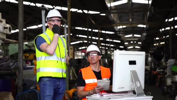 Ingenjörer Tekniker Arbetar Industriella Datorer Industriarbetare Använder Datorer För Att — Stockvideo