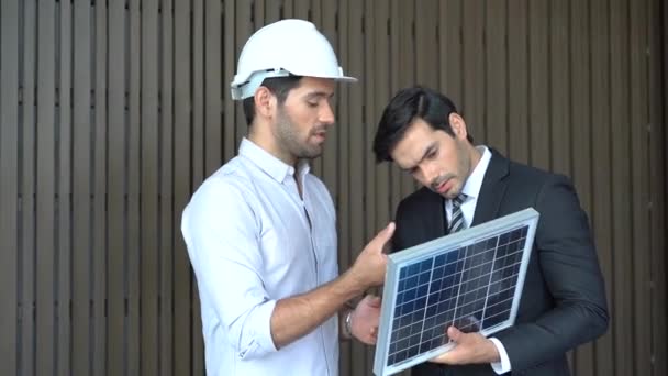 Empresário Conversando Com Engenheiros Sobre Planejamento Para Instalar Painéis Solares — Vídeo de Stock