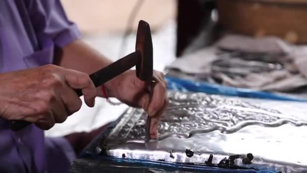 銀器製造 タイの職人が銀器を作っています 華ライ道路 チェンマイ上の銀職人の元 — ストック動画