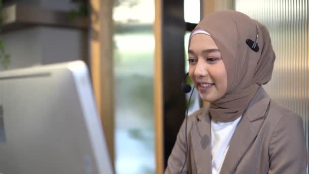 Muzułmańskie Kobiety Pracujące Komputerach Słuchawkach Wesoły Przedstawiciel Noszący Słuchawki — Wideo stockowe