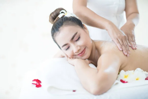 Kurmitarbeiterinnen Beim Salzbad Für Asiatische Frauen Junge Asiatin Bei Peeling — Stockfoto