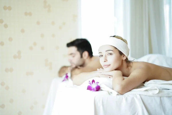Białe Kobiety Mężczyźni Leżą Salonach Masażu Spa Szczęśliwa Para Masażu — Zdjęcie stockowe