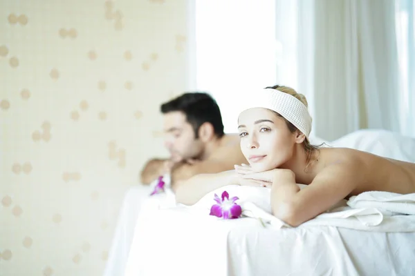 Caucásico Mujeres Blancas Hombres Tumbados Salones Masajes Spa Pareja Feliz —  Fotos de Stock