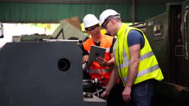 Fabrika işçisi ayarlama makinesi. Fabrikanın içinde bir metalin üretimini denetleyen işçiler..
