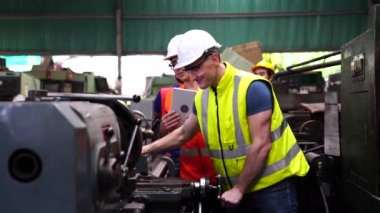 Makine kontrol panelinde fabrika işçisi. Fabrika atölyesinde çalışan değirmen makinesi operatörü.