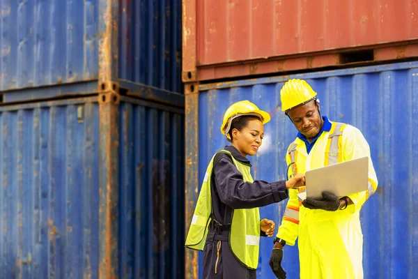 포먼은 물건을 항구에서 노트북 컴퓨터를 수송선에서 일하는 노동자나 노동자와 이야기하는 — 스톡 사진