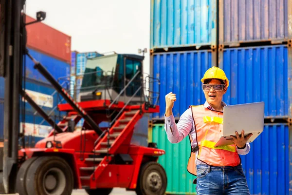 Foreman Está Dando Una Señal Para Trabajar Puerto Para Mover — Foto de Stock