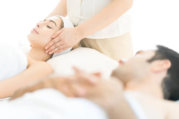 Białe Kobiety Mężczyźni Leżą Salonach Masażu Spa Szczęśliwa Para Masażu — Zdjęcie stockowe
