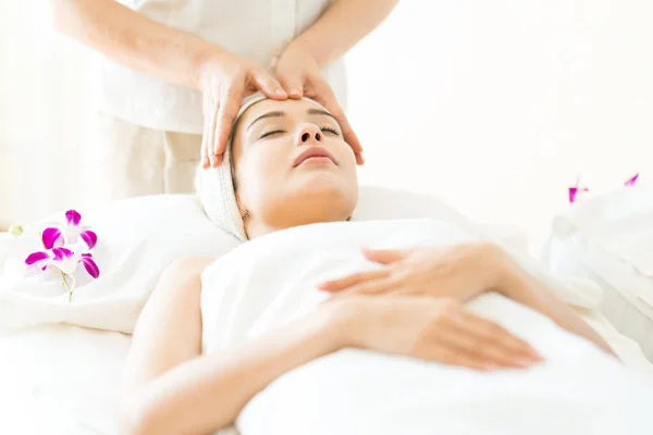 Junge Schöne Frau Wellnesssalon Attraktive Frau Genießt Eine Kopfmassage — Stockfoto