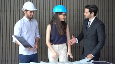Alternatif Enerji Konsepti. İş adamı, güneş panelleri kurmayı planlayan mühendislerle konuşuyor. İş Mühendisleri Yenilikçi Daha Verimli Güneş Paneli Bataryası.