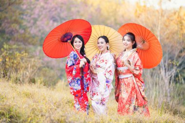 Asyalı kadın güzel cildini gösteriyor. Yanlara bakan Asyalı güzellik uzmanı kadın..