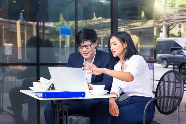Arbeitsraumkonzept Asiatische Männer Und Frauen Reden Coffeeshops Über Das Geschäft — Stockfoto