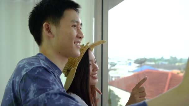 Молоді Азіатські Чоловіки Жінки Радістю Готуються Подорожі Молода Пара Відпочиває — стокове відео