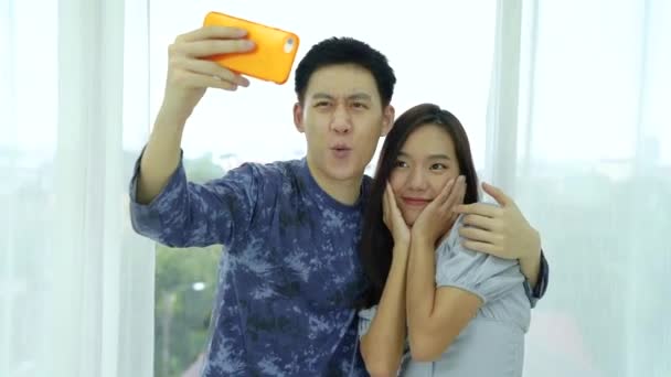 Cuplu Tineri Asiatici Face Selfie Telefonul Mobil Apartament Tinerii Asiatici — Videoclip de stoc