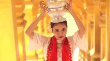 Myanmar 'daki güzel pagoda' da elinde pirinç kasesi olan genç bir kadın..