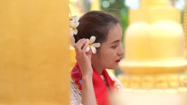 Mujer Joven Con Birmano Tradicional Con Flor Mano Hermosa Pagoda — Vídeo de stock