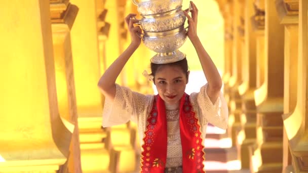 Jovem Com Tradicional Birmanesa Segurando Tigela Arroz Cabeça Belo Pagode — Vídeo de Stock