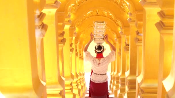 Jovem Com Tradicional Birmanesa Segurando Tigela Arroz Cabeça Belo Pagode — Vídeo de Stock