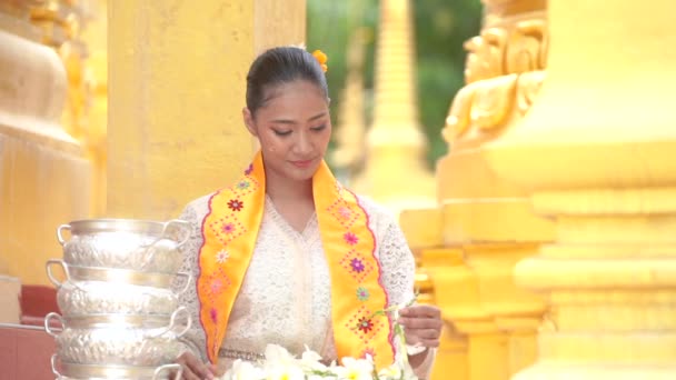 Myanmar Kobiety Trzymające Kwiaty Świątyni Południowo Wschodnia Azjatycka Młoda Dziewczyna — Wideo stockowe