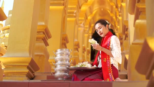 Mujeres Myanmar Sosteniendo Flores Templo Sudeste Asiático Chicas Jóvenes Con — Vídeos de Stock