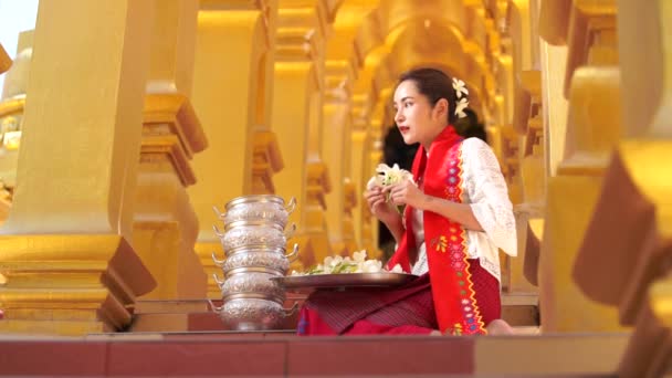 Mujeres Myanmar Sosteniendo Flores Templo Sudeste Asiático Chicas Jóvenes Con — Vídeo de stock