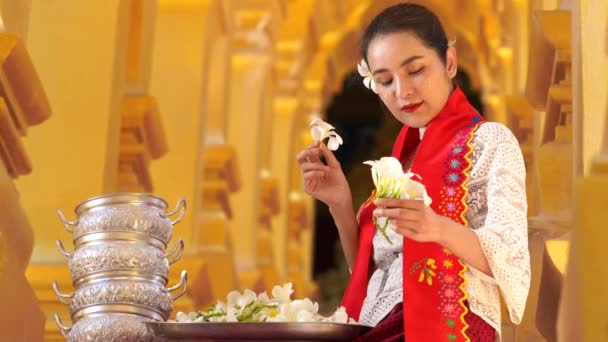 Myanmar Mujeres Sosteniendo Flores Mano Sudeste Asiático Chicas Jóvenes Con — Vídeo de stock